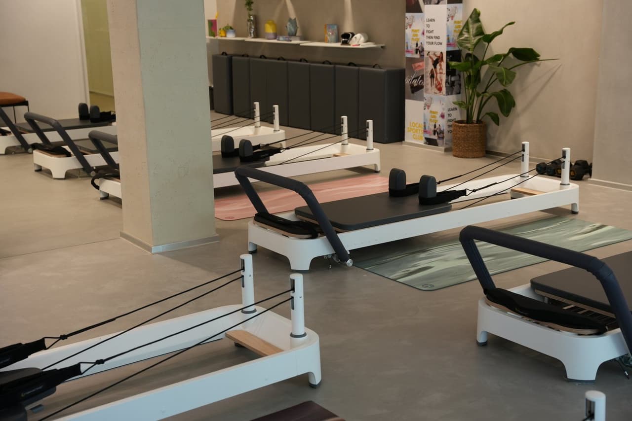 Reformer-Geräte im hellen Flow Room